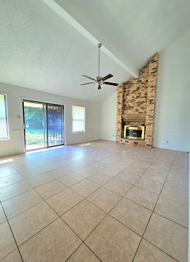 Building Photo - Beautiful 3-bedroom 2-bathroom house