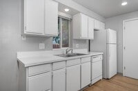 Building Photo - Large 2 bed 1.5bath townhouse