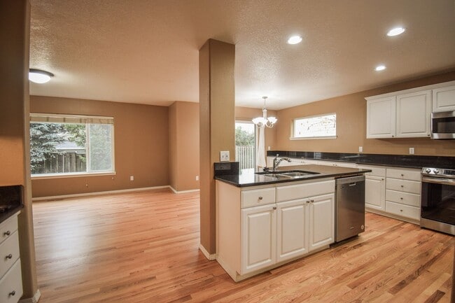 Building Photo - Move In Special!  $1000 Off!  Beautiful Spacious Home!