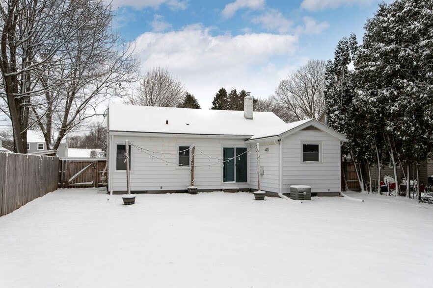 Building Photo - 602 E Garden St