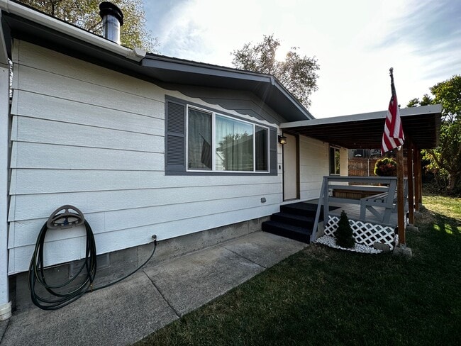 Building Photo - 2 Bedroom 1 Bath Single Family Home w/Atta...