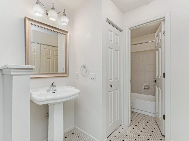 Building Photo - Don't miss out on this amazing 2 bedroom, ...