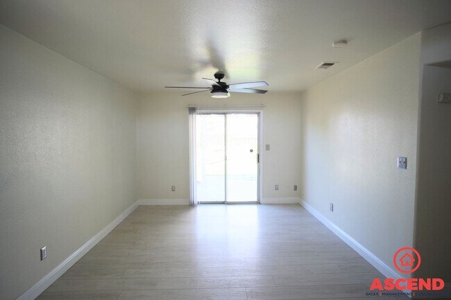 Building Photo - Charming 3 Bed 2.5 Bath Home Located Off of White Lane and Gosford!