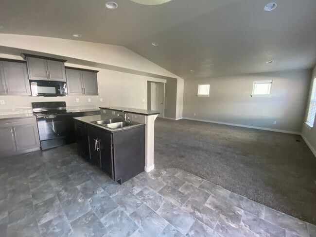 Building Photo - 3 Bed 2.5 Bath renal home in Central Bend!