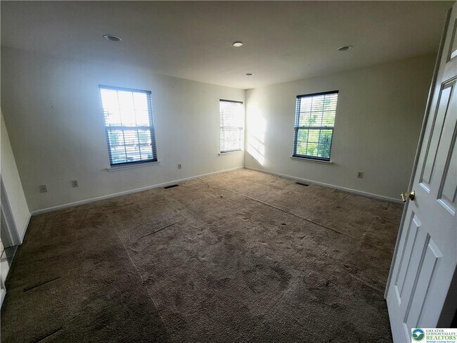 Building Photo - 5215 Spring Ridge Dr E