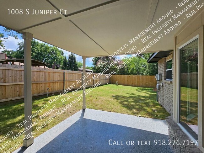 Building Photo - 1008 S Juniper Ct