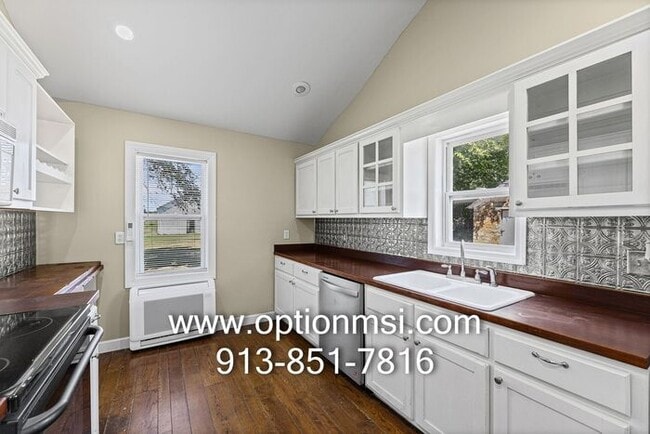 Building Photo - 15 Minutes out side Lawrence - MOVE IN READY!