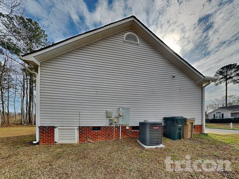 Building Photo - 121 Quiet Refuge Ln