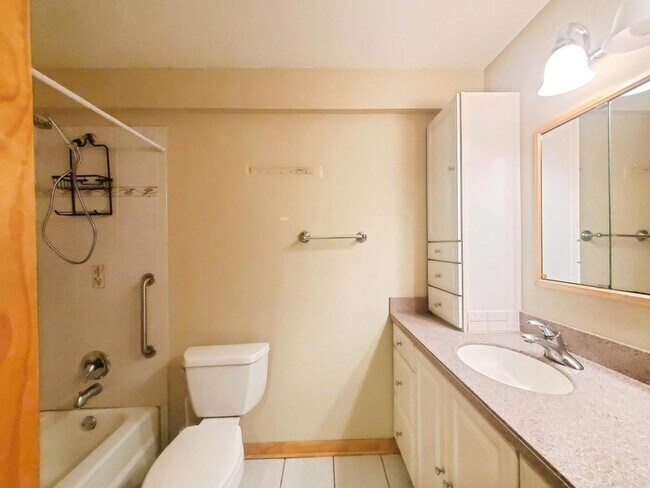 Building Photo - 1500 Robin Cir