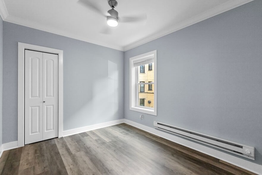 Building Photo - 3815 N Greenview Ave