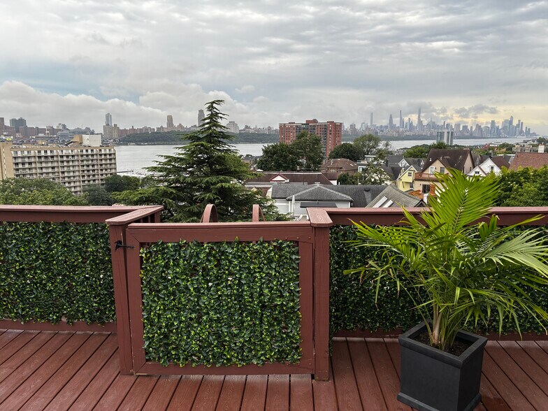 Building Photo - 553 Undercliff Ave