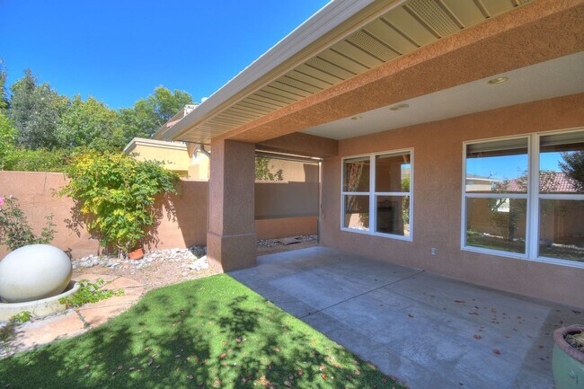 Building Photo - Beautiful NE Heights 3-4 Bedoom with Amazi...