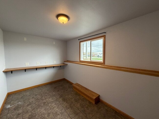 Building Photo - 5 Bed 2 Bath Single Family Home in Marshfield