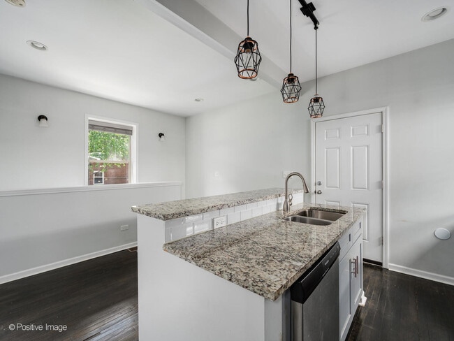 Building Photo - 5134 N Oakley Ave