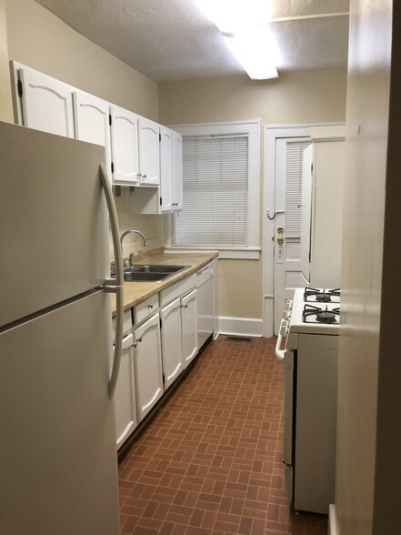 Kitchen - 1602 Claremont Ave