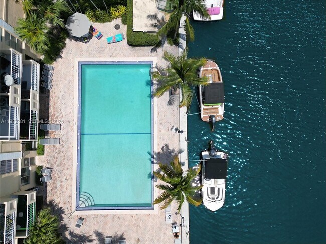 Building Photo - 2350 NE 135th St