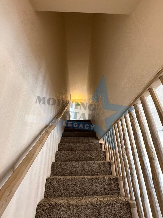 Building Photo - Cute Townhouse in Desirable Area- Close to...