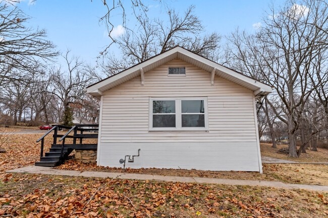 Building Photo - COMING SOON!! Charming 2-Bedroom Haven in Kansas City Northland!