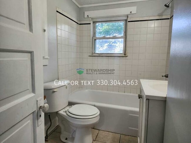 Building Photo - 461 Elson St
