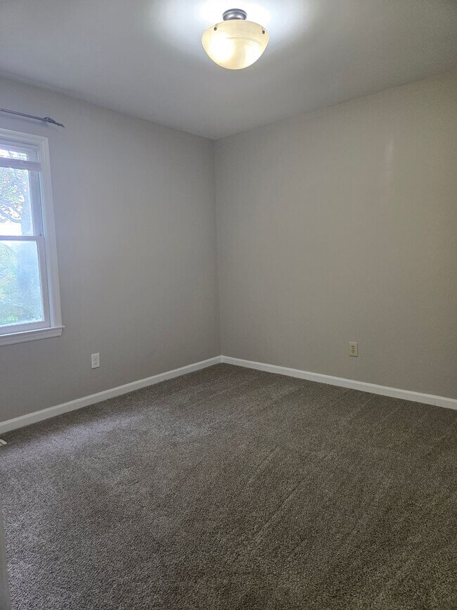 Building Photo - Spacious Townhome with Fully Fenced Privat...