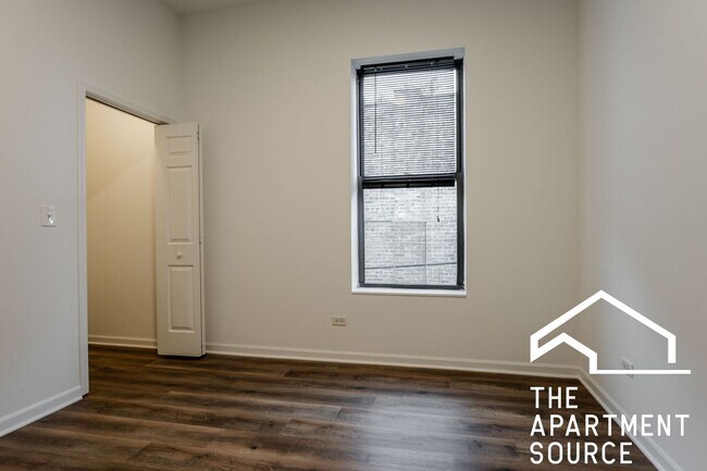 Building Photo - HUGE 2BR/1BA Close to Blue Line!