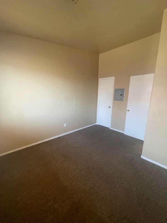 Building Photo - 3 Bedroom Townhouse!!