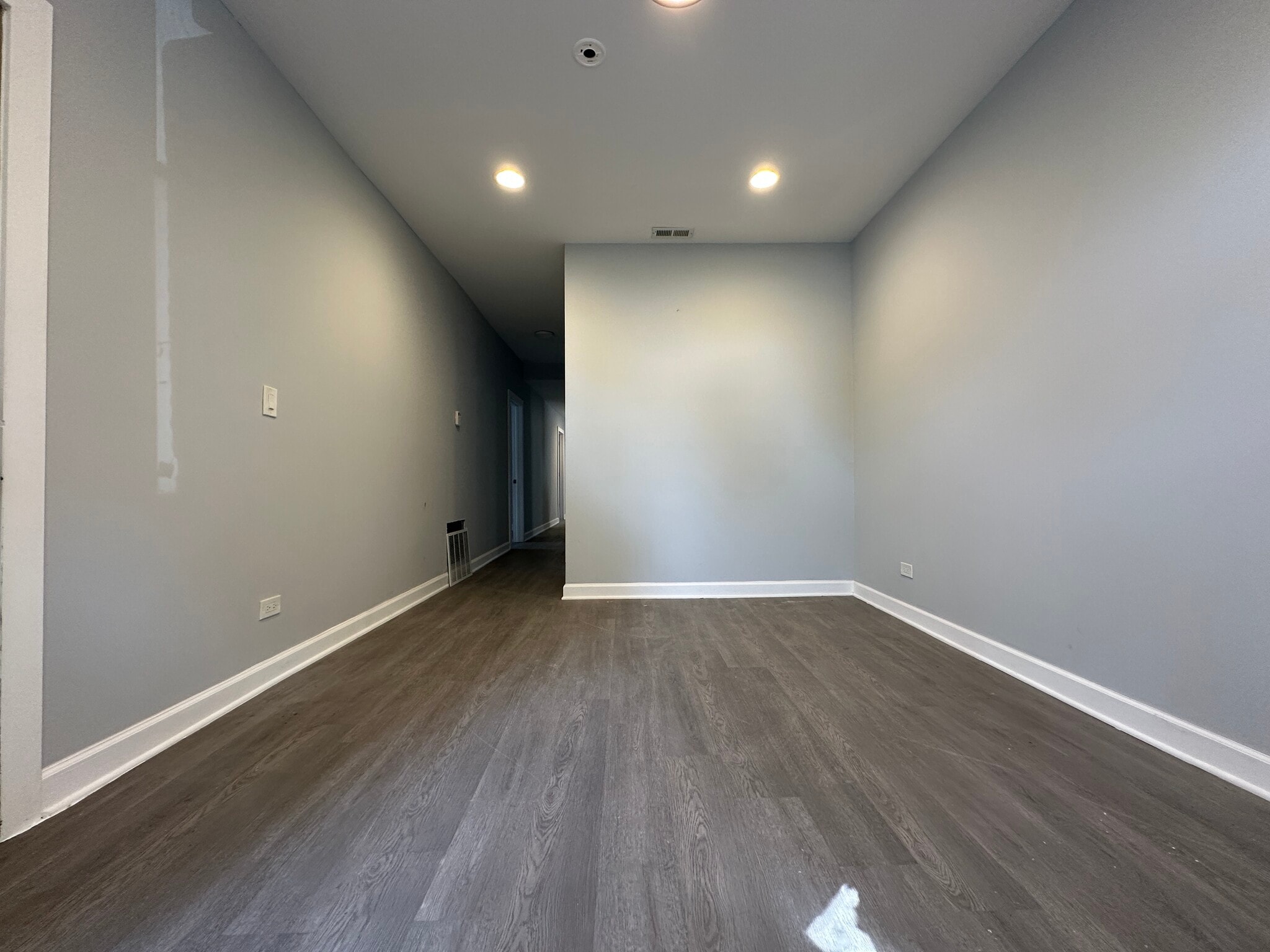 Spacious living room - 5653 S May St