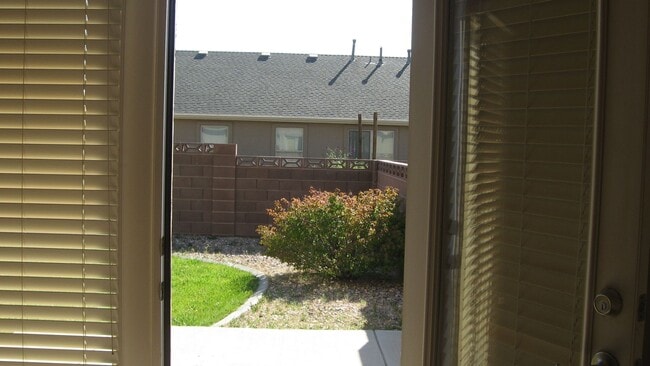 Building Photo - Spacious 3 Bedroom House