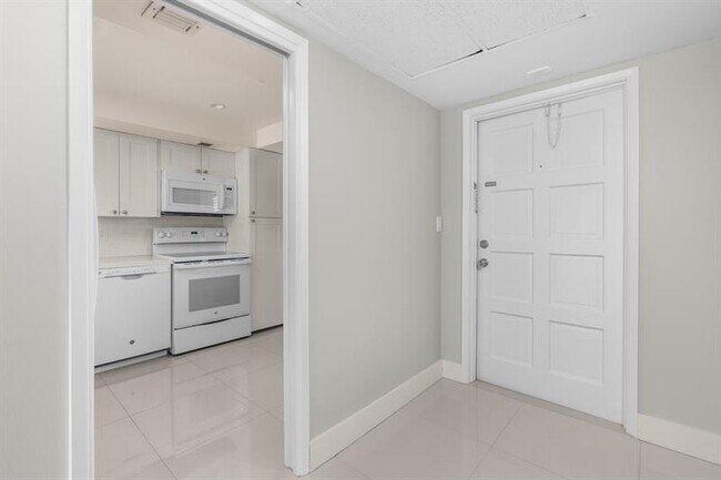 Building Photo - 3050 N Palm Aire Dr