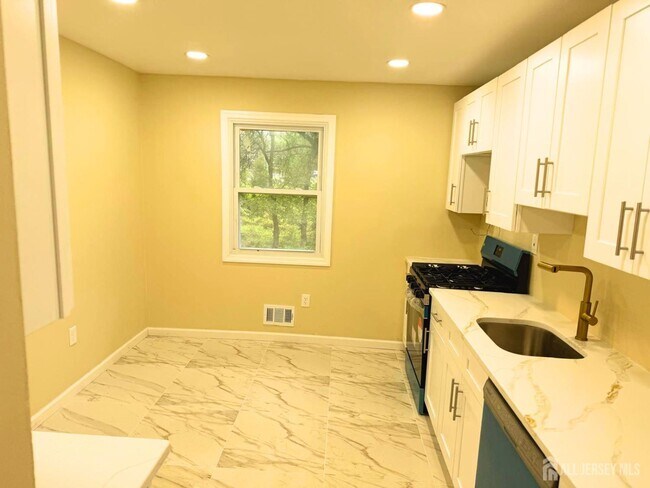 Building Photo - 5 Pelmont Pl