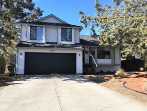Building Photo - Charming Split Level in NE Bend - HUGE Yard!