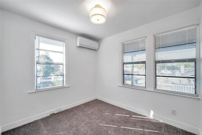 Building Photo - Gorgeous 2 bedroom 1 bath apartment