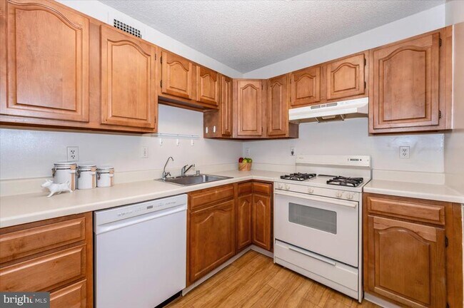 Building Photo - 5225 Pooks Hill Rd