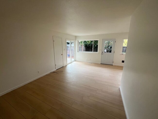 Building Photo - 2110-2112 Town &amp; Country Lane