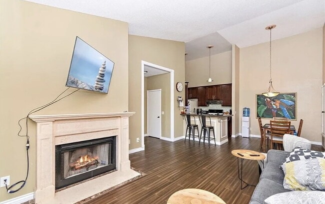 Building Photo - Well-maintained 1 bedroom, 1 bathroom cond...