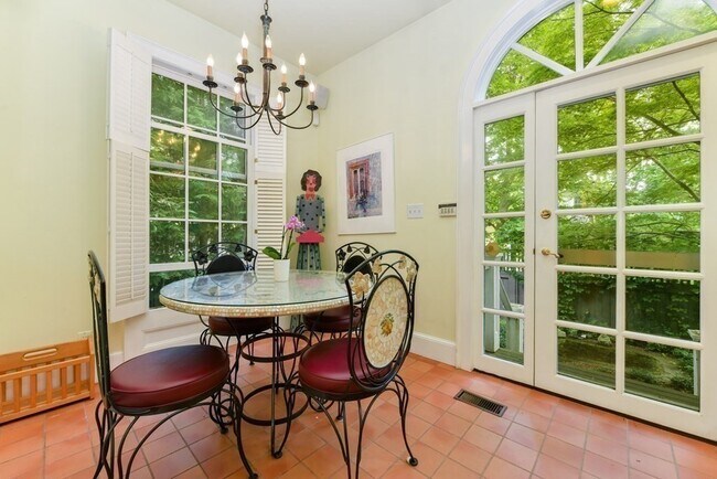 Building Photo - 14 Ash St