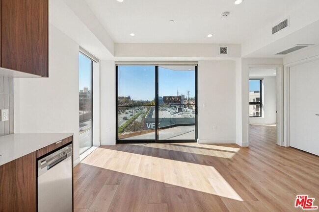 Building Photo - 10431 Santa Monica Blvd