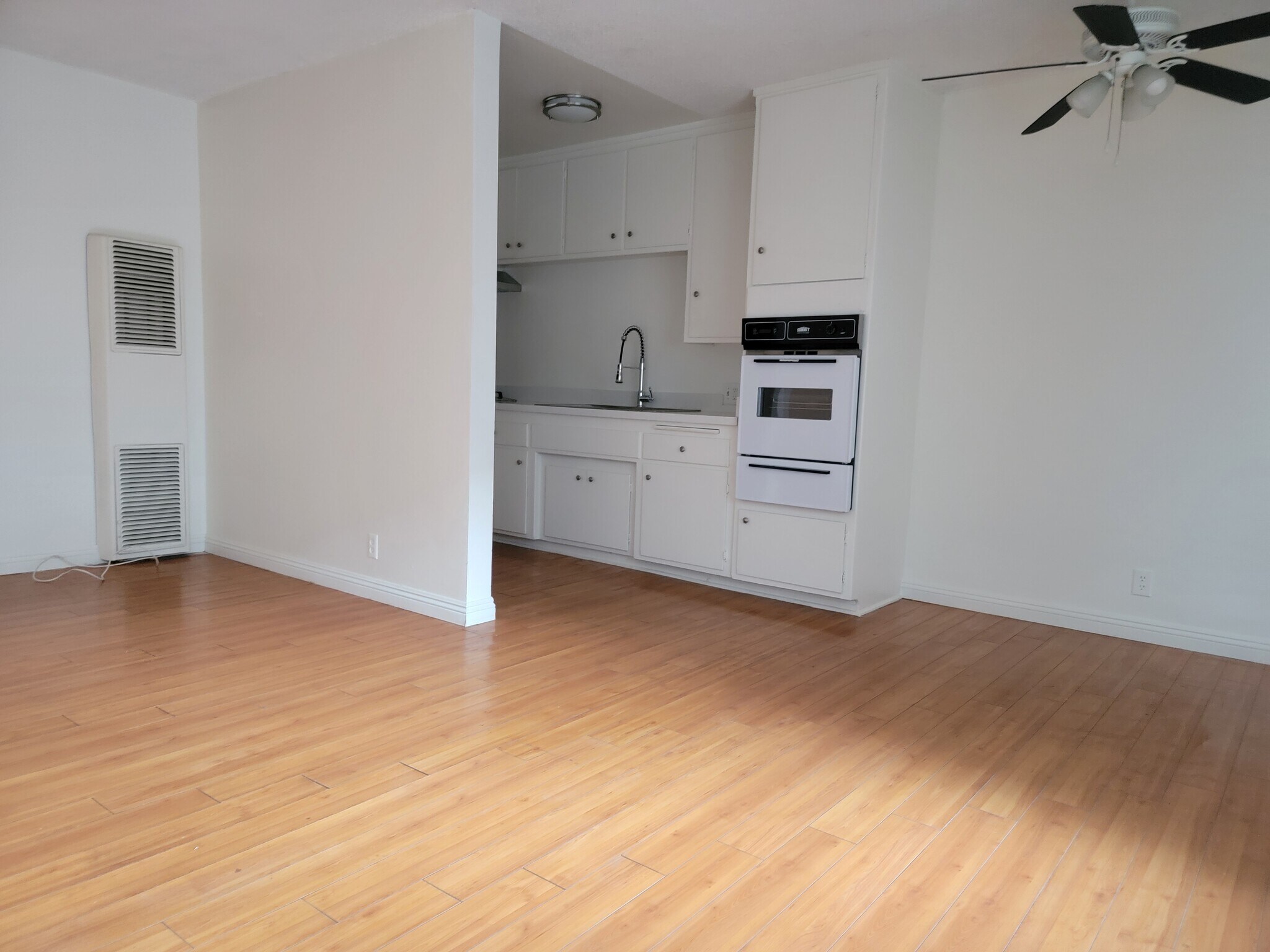 Building Photo - 827 S St Andrews Pl