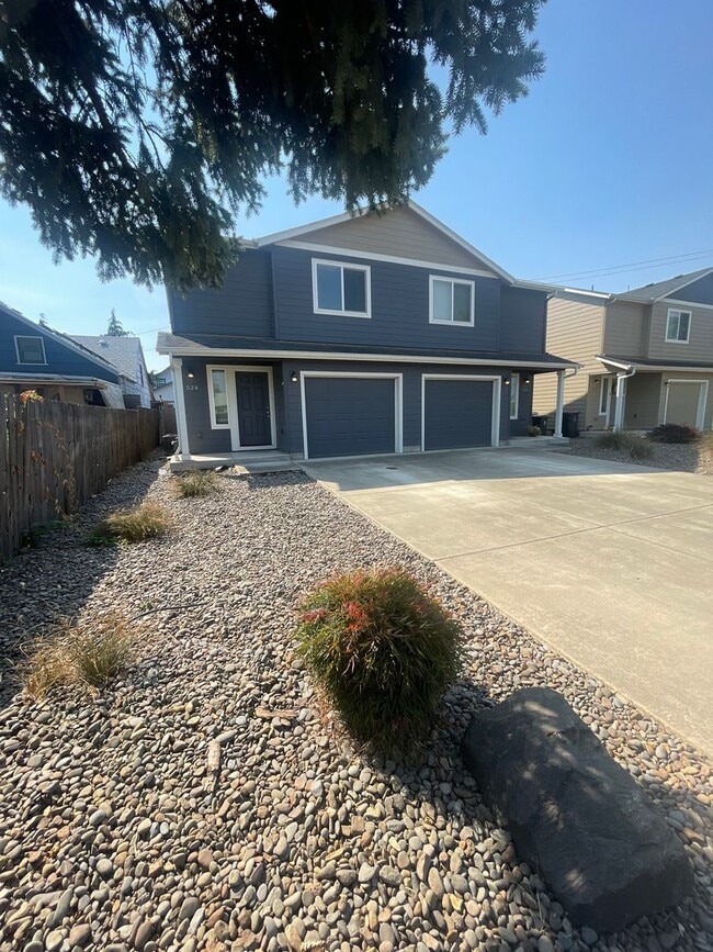 Building Photo - 2 Bedroom in Lebanon with Garage and backy...