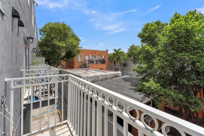 Building Photo - 1421 SW 3rd St