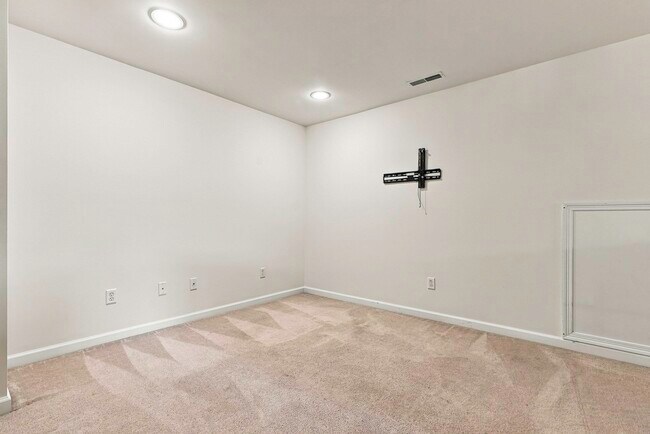 Building Photo - 38 Cherry Ln