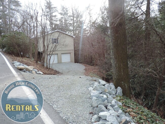 Building Photo - Spacious Home In Blowing Rock