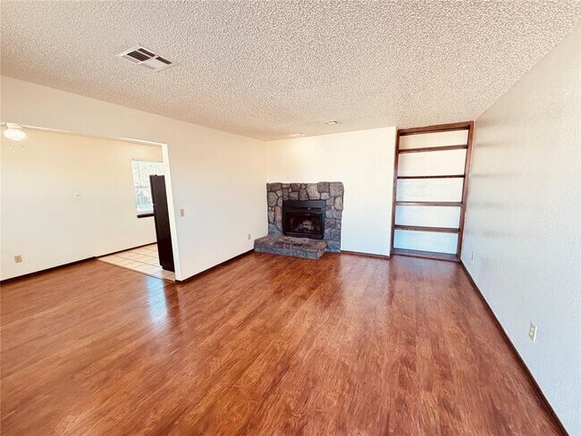 Building Photo - 320 Falcon Ct