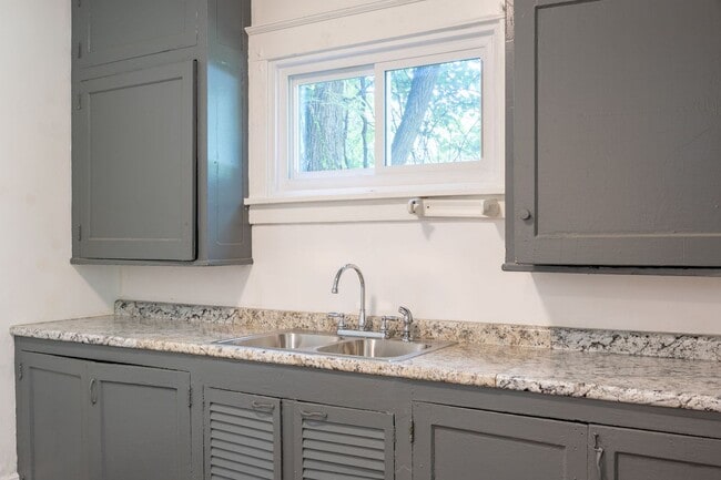 Building Photo - Renovated Large 4 Bedroom House in McKeesp...