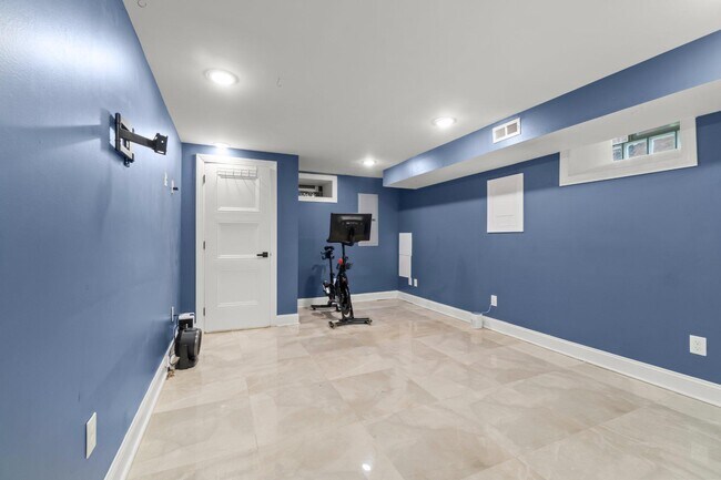 Building Photo - 426 Winona St