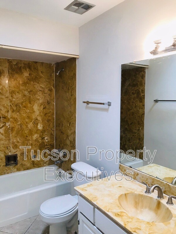 Building Photo - 7742 E Tanque Verde Ln