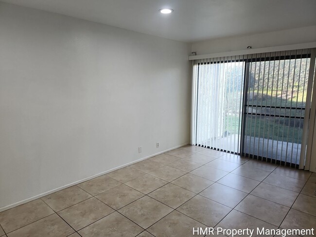 Building Photo - Spacious & Convenient 3-Bedroom Townhouse