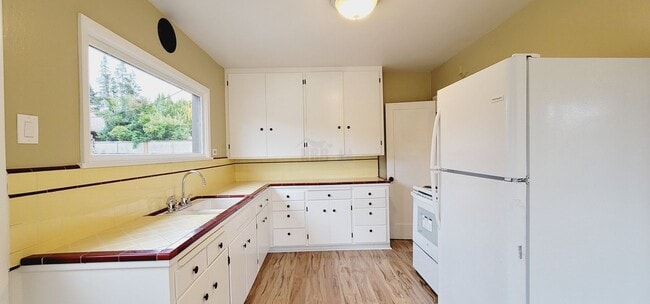 Building Photo - Rare opportunity to live in a stunning 5 B...