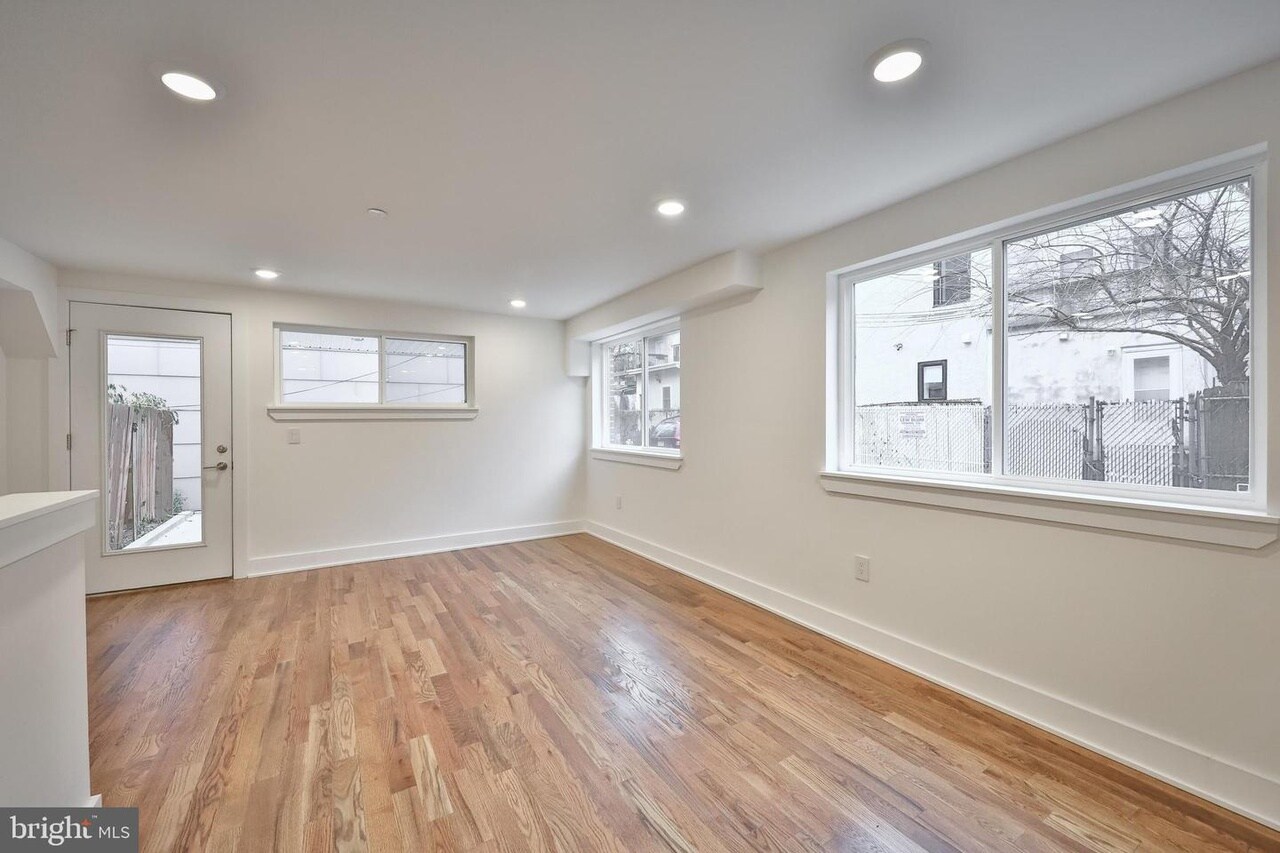 Living/Dining - 909 N 20th St