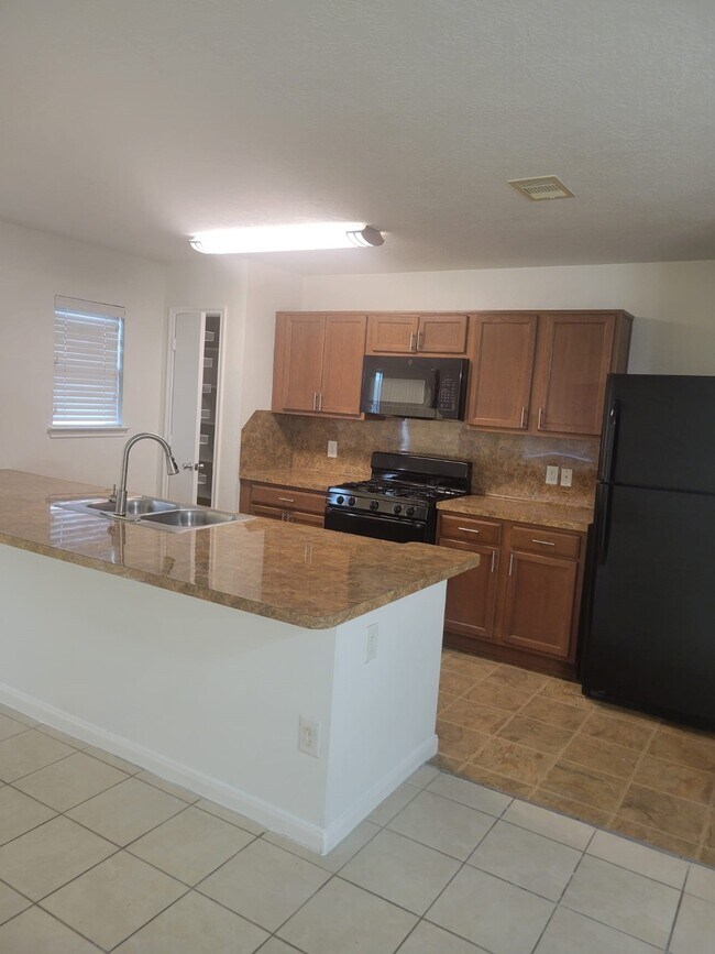 Building Photo - 607 Salma Ct